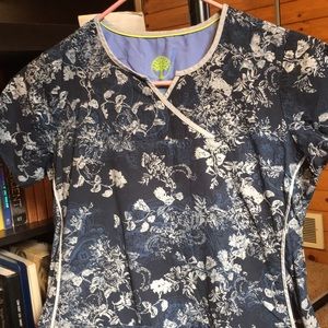 Healing hands size xs scrub top